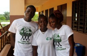 De gauche à droite : Rocky Wollo, Assiath Daga, Chimène Agbangbatin, stagiaires à BEES ONG. 4 juin 2016