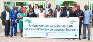 Photo de famille des participants à l'atelier de renforcement des capacités des ONG sur les fondamentaux de la gestion financière
