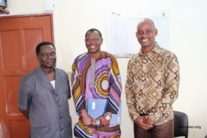 Photo de famille (Dr Antoine Gaston DJIHINTO; Directeur de la DPH, Aliou DAOUDA; Chef Service Suivi et Evaluation de le DPH et Maximin DJONDO; DE de BEES-ONG)