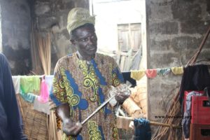 un chasseur avec en main son matériel de chasse.