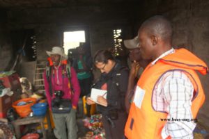 L'équipe de ‘’West African Sitatunga Group’’ en discussion avec les chasseurs.