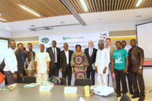 Photo de famille des acteurs impliqués dans le programme SRJS au Bénin